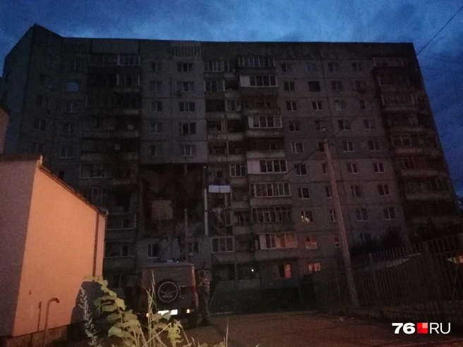 Вечером пустой дом выглядит ещё более угрюмо | Источник: Михаил Контуев