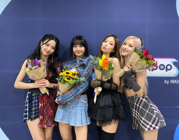 Фото №1 - BLACKPINK обогнали BTS: альбом девушек оказался выше на восемь ступеней в списке Billboard