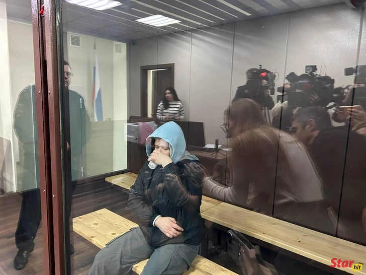 Во время заседания Елена что-то пила из пластикового стакана