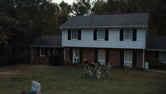 Кадр с домом Майка из первого сезона сериала и вид на использовавшийся для съемок дом в Ист-Пойнте (2530 Piney Wood Ln, East Point). В ноябре 2025 года здание, принадлежавшее Netflix, за 365&nbsp;тыс. долларов купила пара фанатов сериала | Источник: YouTube