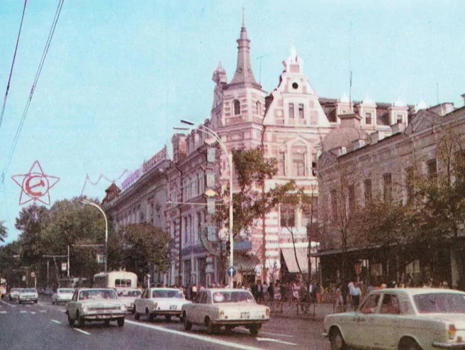 Трёхэтажный доходный дом 1883 года постройки, возведённый для депутата и предпринимателя С.Ф. Генч-Оглуева, расположен напротив здания городской думы. | Источник: pastvu.com