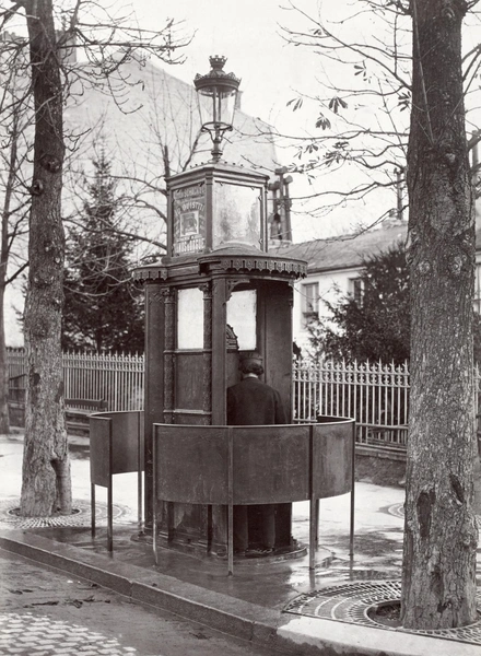 Чугунный двухсекционный писсуар с экраном, Шоссе-де-ла-Мюэтт, ок. 1865 г. | Источник: Historic Images