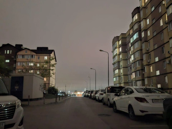 В элитном жилом комплексе отсутствие света на соседней улице кажется необычным | Источник: Тимофей Крылов / V1.RU