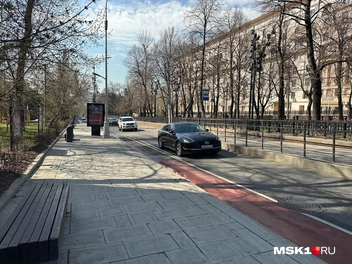Яузский бульвар пока еще не охватило благоустройство | Источник: Андрей Кузнецов / MSK1.RU