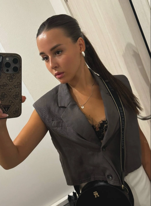 Девушка активно ведет соцсети и делится фотографиями | Источник: Polina Firs / Telegram