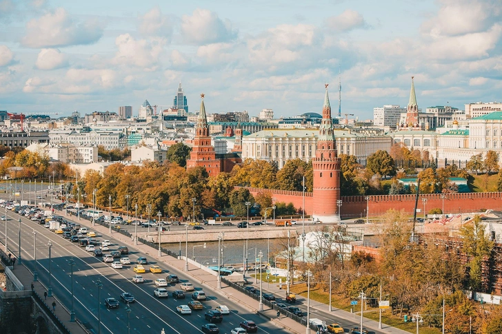 С видом на Кремль: как строился и чем жил московский Дом на набережной