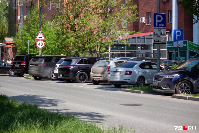 Платные парковки на Грибоедова. Знаки повесили, но пока нарушения здесь не фиксируют | Источник: Павел Красоткин / 72.RU 