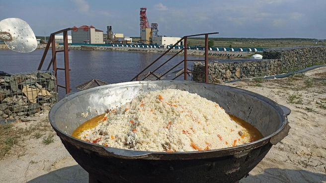 В честь Курбан-байрам на Соленых озерах туристов угощали пловом | Источник: «Соленые озера» / vk.com