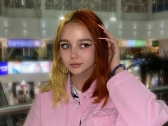 «Говорят, лучше бы сделала аборт»: 15-летняя мать ответила на критику в Сети