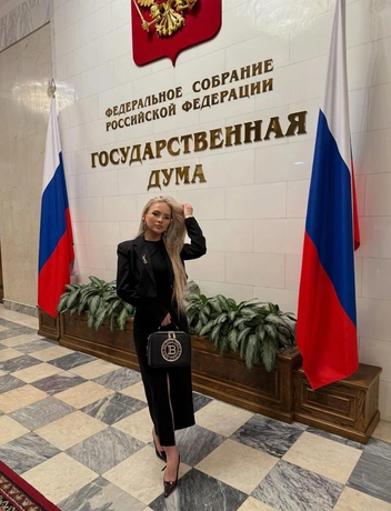 Дорогие аксессуары Маломыжева часто сочетает с одеждой более доступных брендов | Источник: kristina_purpur / Instagram (соцсеть запрещена в РФ)