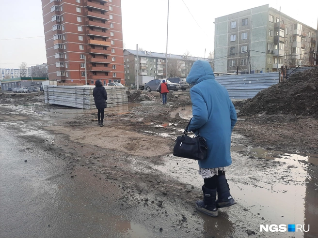 Конкретных сроков ремонта в мэрии назвать не смогли: они зависят от погоды | Источник: Андрей Бортко / NGS.ru