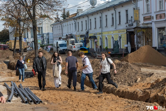 Пешеходы гуляют так, словно здесь уже плитка | Источник: Александр Куренной / 76.RU