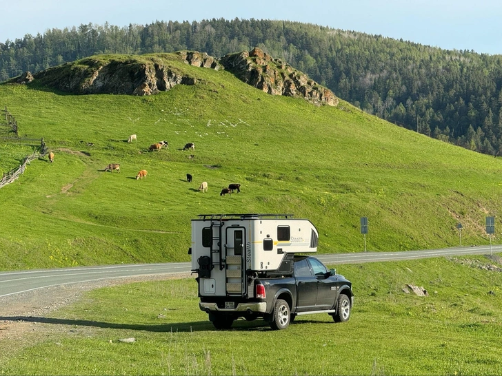 «Ты не следуешь маршруту — ты проживаешь его»: как семья с двумя детьми пересела в пикап-кемпер и проехала тысячи километров | Источник: Евгения Погорнила