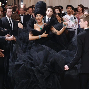Фурор не удался: 10 самых безумных (и неудобных) платьев на балу Met Gala 2024 — а вы бы такое надели?