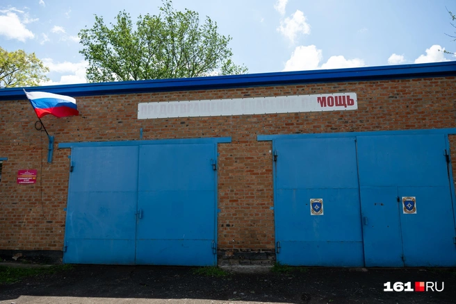 Иногда пожарные не справляются самостоятельно, и местные фермеры приходят им на помощь: подвозят воду (а ее часто не хватает), тракторами вспахивают землю, отсекая пламя | Источник: Евгений Вдовин / 161.RU