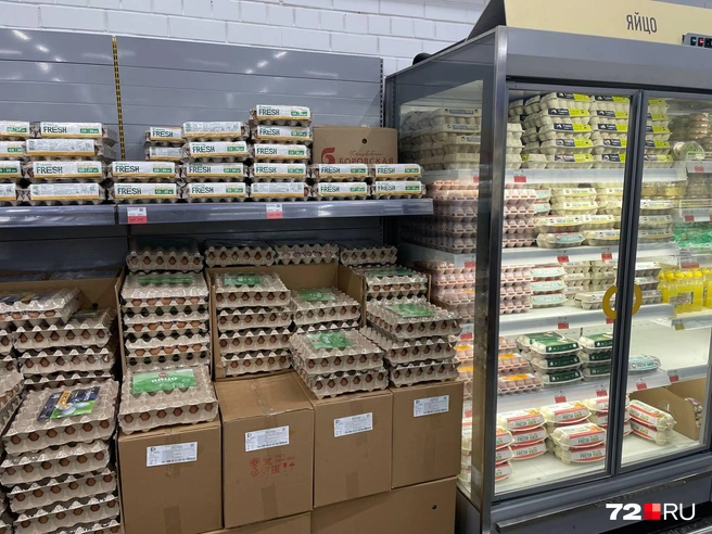 «Лента» продают яйца птицефабрики «Боровская» и под собственной торговой маркой, которые производят тоже на этом предприятии | Источник: Радик Енчу / 72.RU