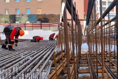 На улице Горького приступили к сооружению основания для крана метро