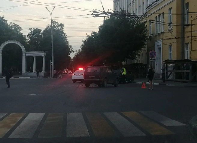 На Театральной площади случилась авария с участием «Нивы» | ya62.ru