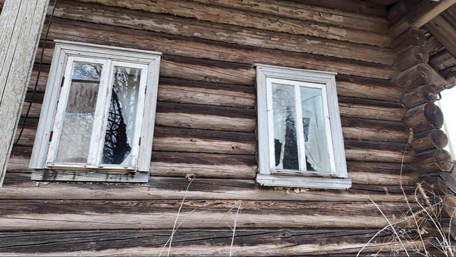Иван показывает на дом Скворцовых — побитой избе не повезло с расположением, стоит почти на болоте. Землю в советские годы выдали военным со словами: «Будете здесь жить» | Источник: Ксения Потеева / «Фонтанка.ру»