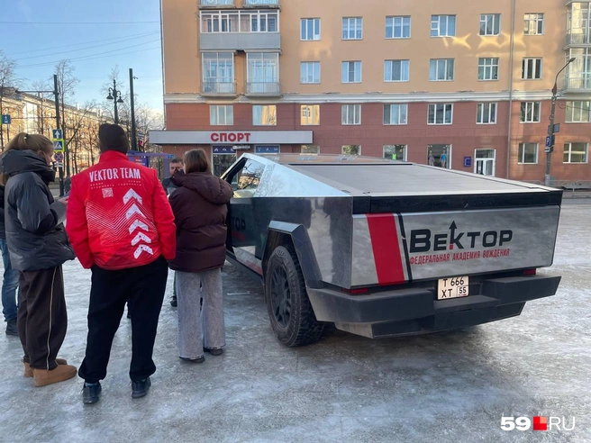Электрокар заинтересовал прохожих — они подходили, чтобы посмотреть поближе и задать вопросы специалисту | Источник: Екатерина Вохмянина / 59.RU