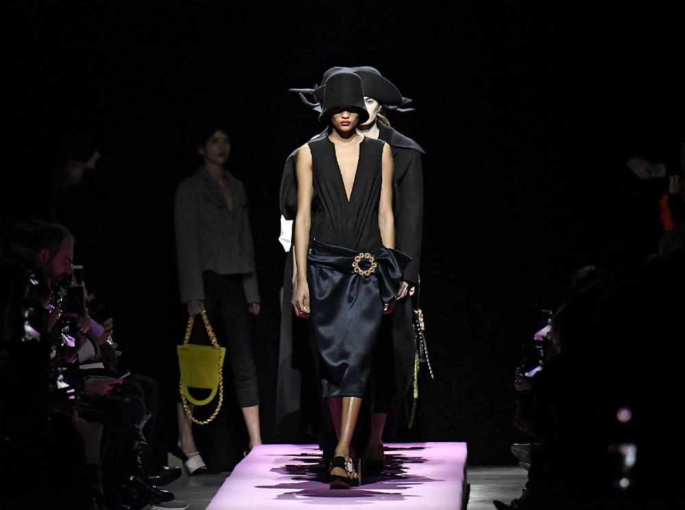 Fashion director notes: мечтательный показ Jacquemus в Париже FW 2017/18 | marieclaire.ru