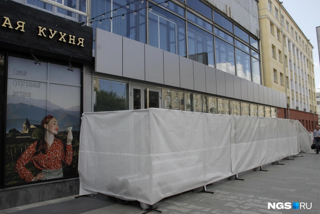 В помещении бывшего бара Peoples уже поменяли стекла — заканчивают ремонт | Источник: Стас Соколов / NGS.RU
