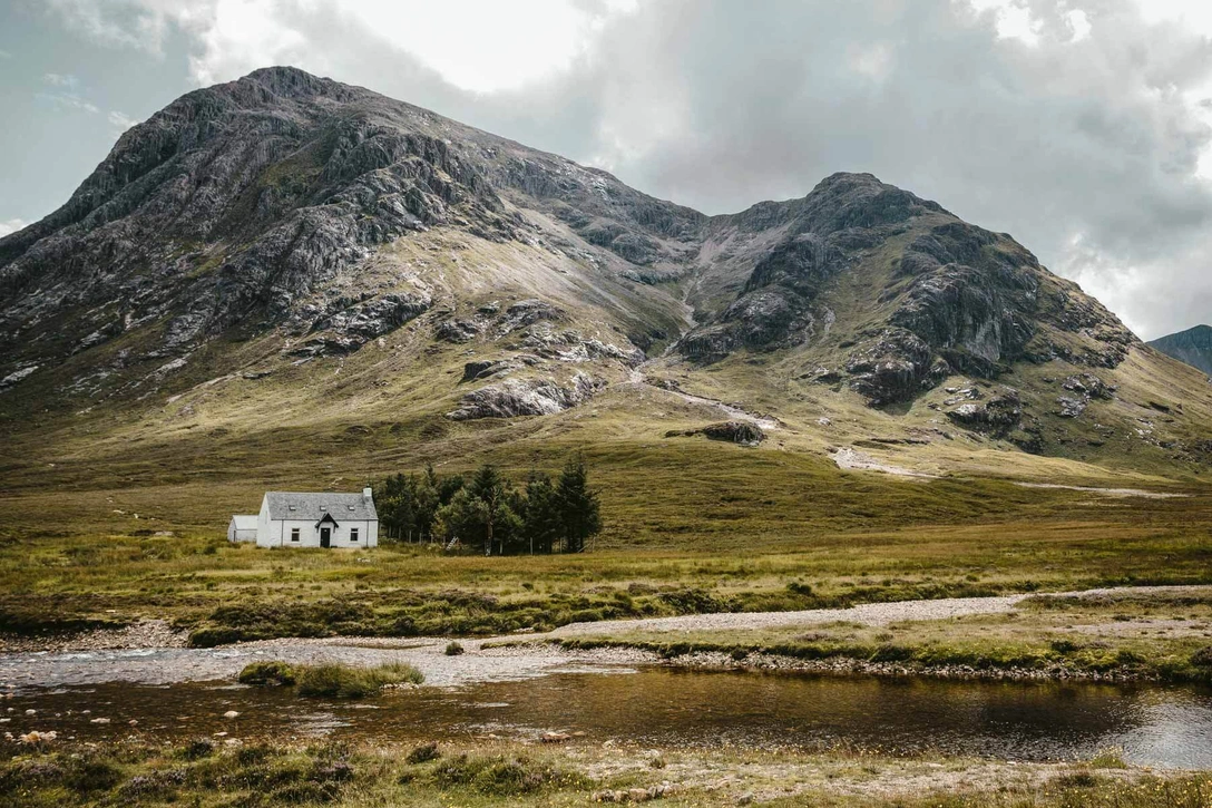 Дом с современным интерьером в горах Шотландии | Источник: www.lago.it