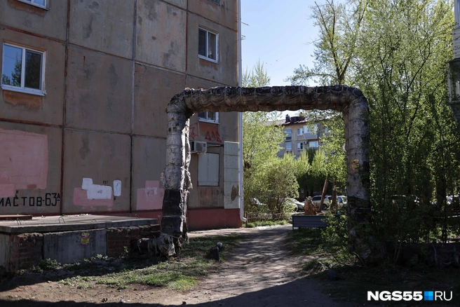 Жители улицы Энтузиастов не оставляют граффити и надписи просто так | Источник: Евгений Софийчук / NGS55.RU
