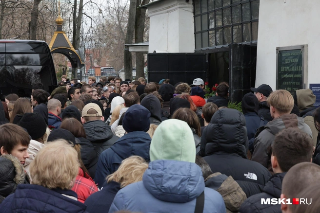 Проститься с исполнителем пришли сотни человек | Источник: Дмитрий Толстошеев / MSK1.RU