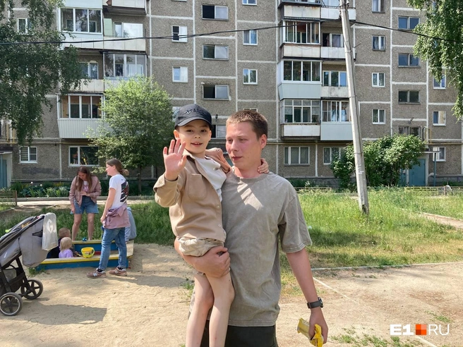 Евгений с трех месяцев в одиночку воспитывает Юру | Источник: Елена Панкратьева / E1.RU