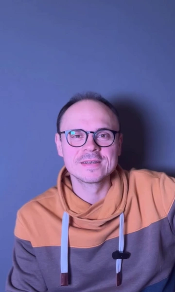 «Ты чего так похудел? У тебя все хорошо?»: каким стал Максим Мальцев, сыгравший Папазогло в сериале «Солдаты»