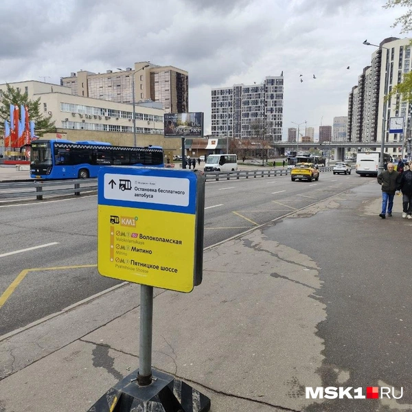 Остановка автобусов КМ1 у выхода 5 станции метро «Тушинская» | Источник: Игорь Мещанев / MSK1.RU