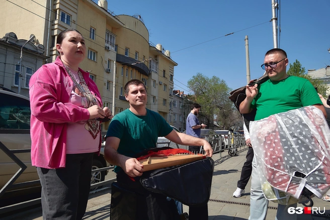 Наталья Дубинецкая из Самары, её супруг Денис, брат Натальи Александр Чикашов&nbsp;— семейный ансамбль «Развернись, душа!» | Источник: Роман Данилкин / 63.RU 
