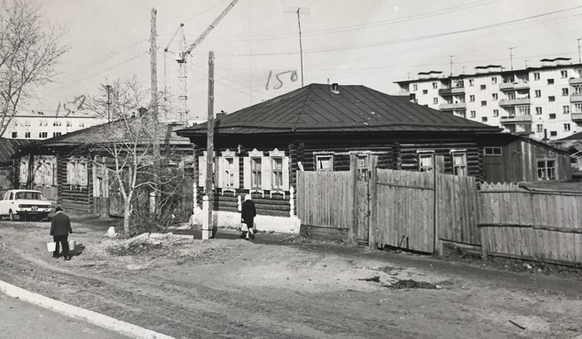 Деревянный одноэтажный дом на ул. Урицкого, 150, в 1978 году | Источник: Комитет по делам архивов Курганской области / Vk.com