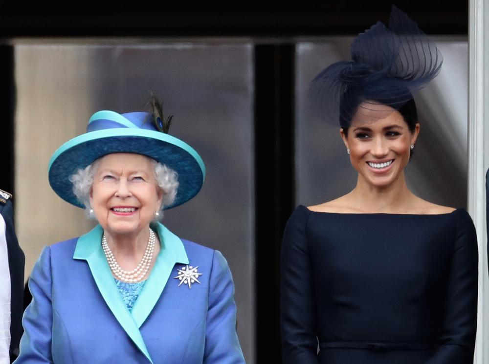 Елизавета II и герцогиня Меган Сассекская на балконе Букингемского дворца во время парада в честь 100-летия Королевских ВВС, 10 июля 2018 года | marieclaire.ru