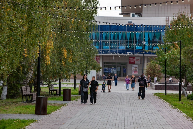 В ухоженном сквере бьет красивый фонтан, рядом с ним — несколько популярных арт-объектов для идеальных семейных фотографий | Источник: Алексей Синдянкин