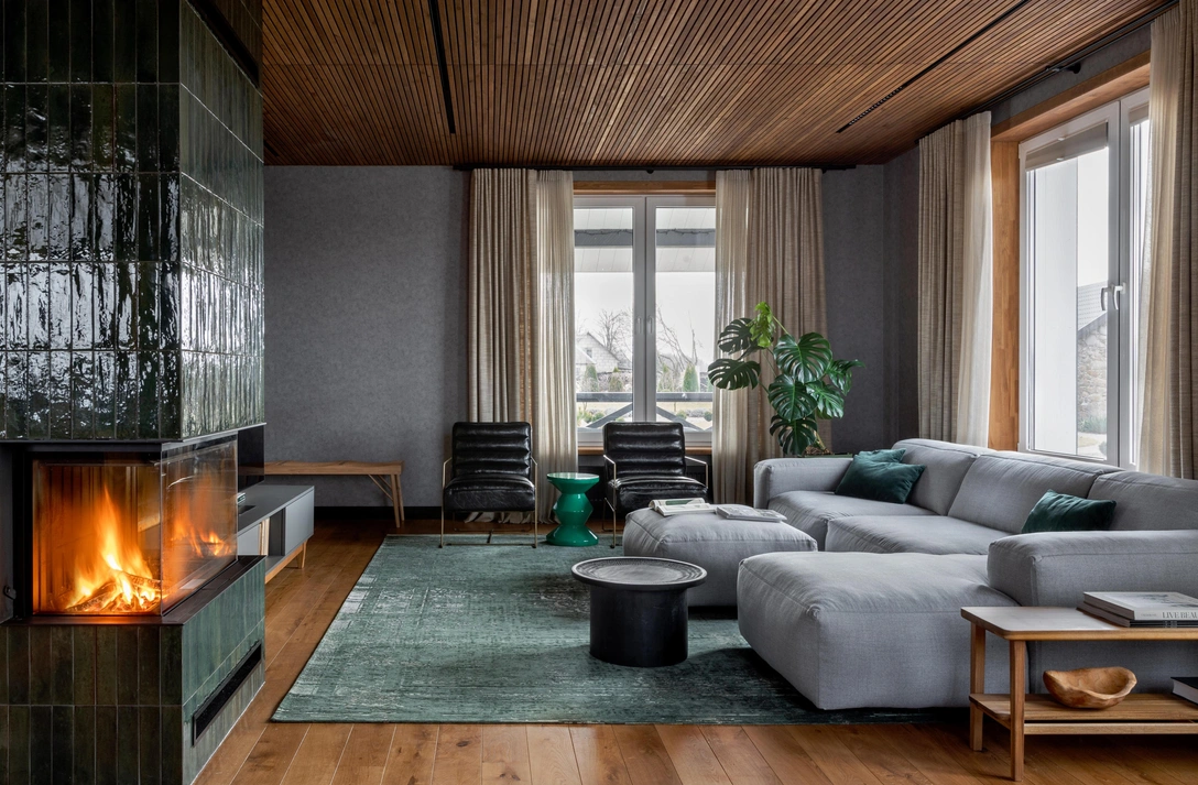 Диван Asolo, Flexform. Кресла Brianna, Bizzotto. Столик Zig Zag, Pols Potten. Ковер и скамейка, Westwing Collection. Камин, «Нордкамин». Плитка, Marazzi. | Источник: Сергей Пилипович. Стиль: Катерина Стояк