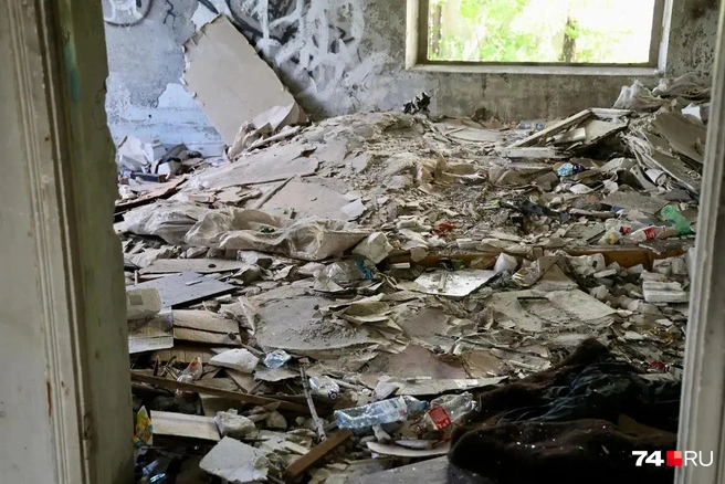 Мусор покрыл пол в несколько слоев | Источник: Михаил Шилкин