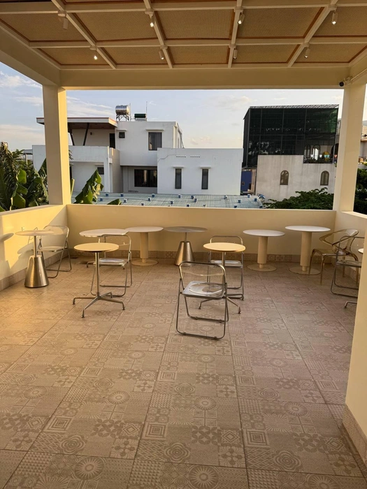 Сфотографировал кафе снаружи из-за того, что внутри слишком много людей, особенно девушек, которые засматриваются на иностранца | Источник: личный архив Артура