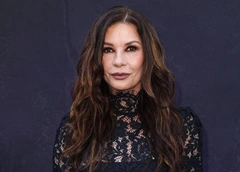 Время никого не щадит: морщины и отеки 56-летней Кэтрин Зеты-Джонс удивили фанатов