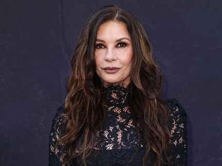 Время никого не щадит: морщины и отеки 56-летней Кэтрин Зеты-Джонс удивили фанатов