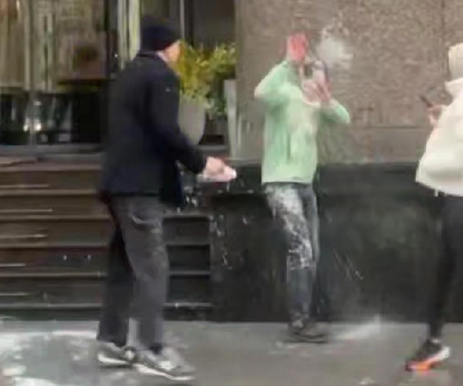 Основателя движения «Наши» Якеменко в Петербурге облили ряженкой | Источник: Прямое действие / Телеграм