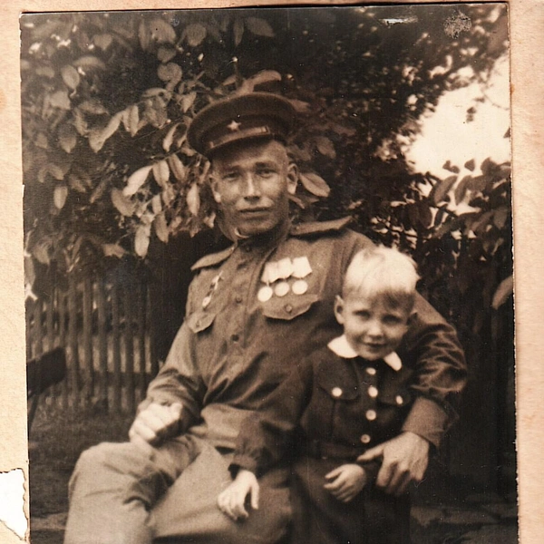 «Такая вот милость победителей. Держит, как своего сына»,&nbsp;— подписала фото Нина Денисовна | Источник: Архив семьи Мищенко