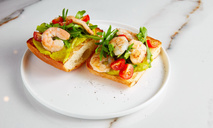 Брускетта с креветками