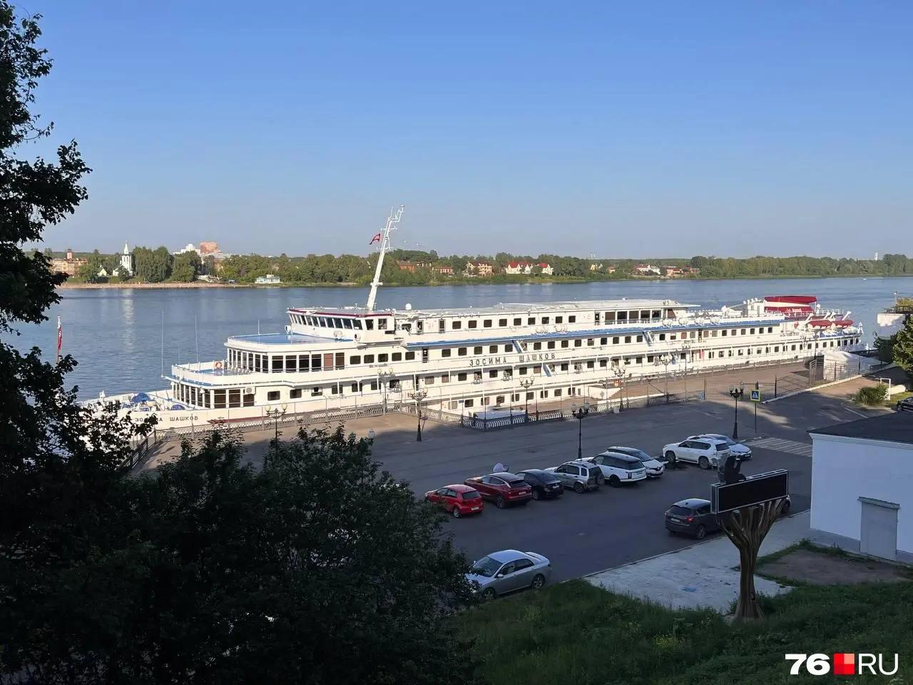 Собрали еще в ГДР: четырехпалубный круизный теплоход пришвартовался в Ярославле. Обзор цен на билеты