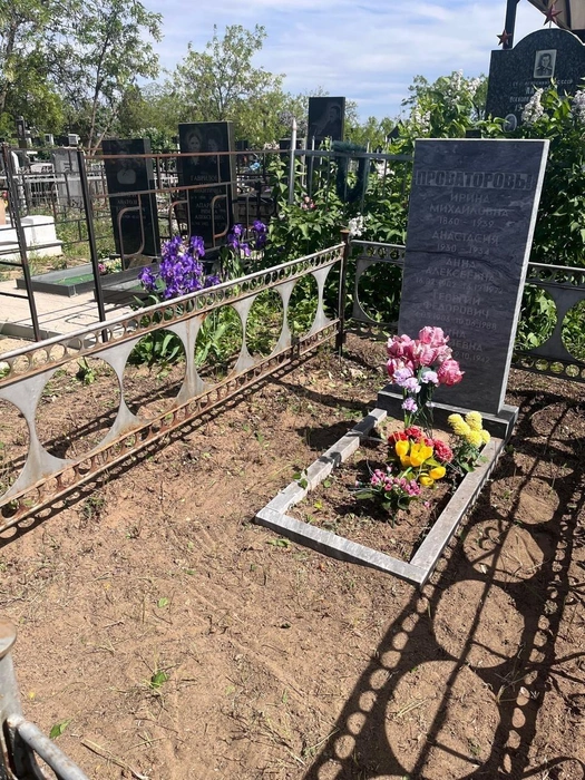 Теперь Аня покоится вместе со своими родителями и бабушкой с дедушкой | Источник: Юлия Чебаненко