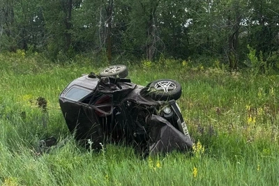 В Илекском «Нива» врезалась в знак и опрокинулась: двое ранены