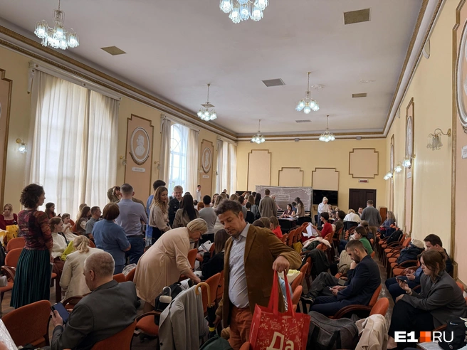 Двести человек разместили в небольшом зале | Источник: Дарья Костомина / E1.RU