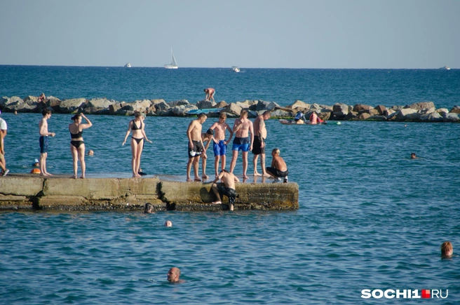 Подростки прыгают с бун, несмотря на запретные таблички | Источник: Оксана Витязь / SOCHI1.RU