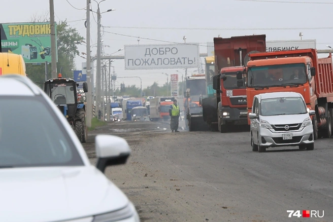 Около полудня за закрытой из-за дорожных работ полосой — плотный затор | Источник: Михаил Шилкин
